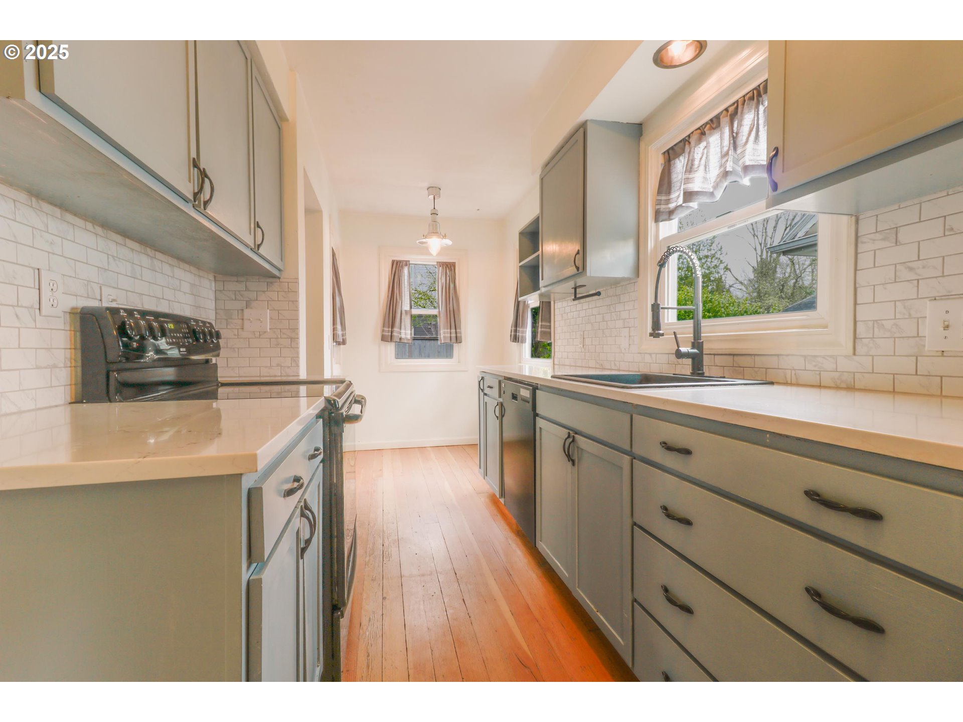 8046 Southwest Capitol Hill Road Portland, OR 97219 - Photo 11 of 42