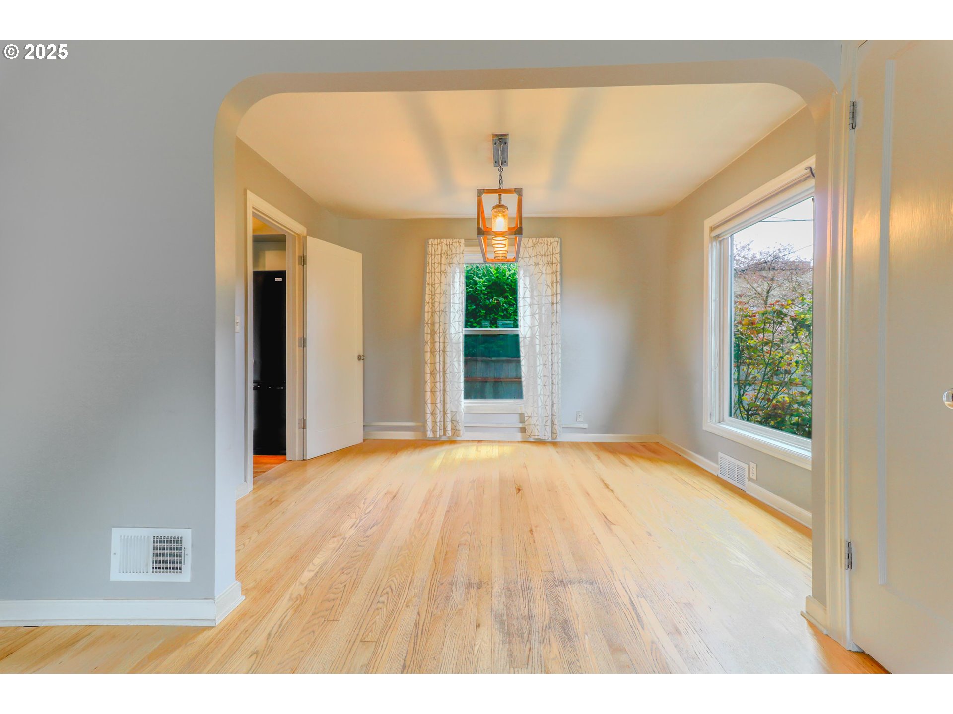 8046 Southwest Capitol Hill Road Portland, OR 97219 - Photo 8 of 42