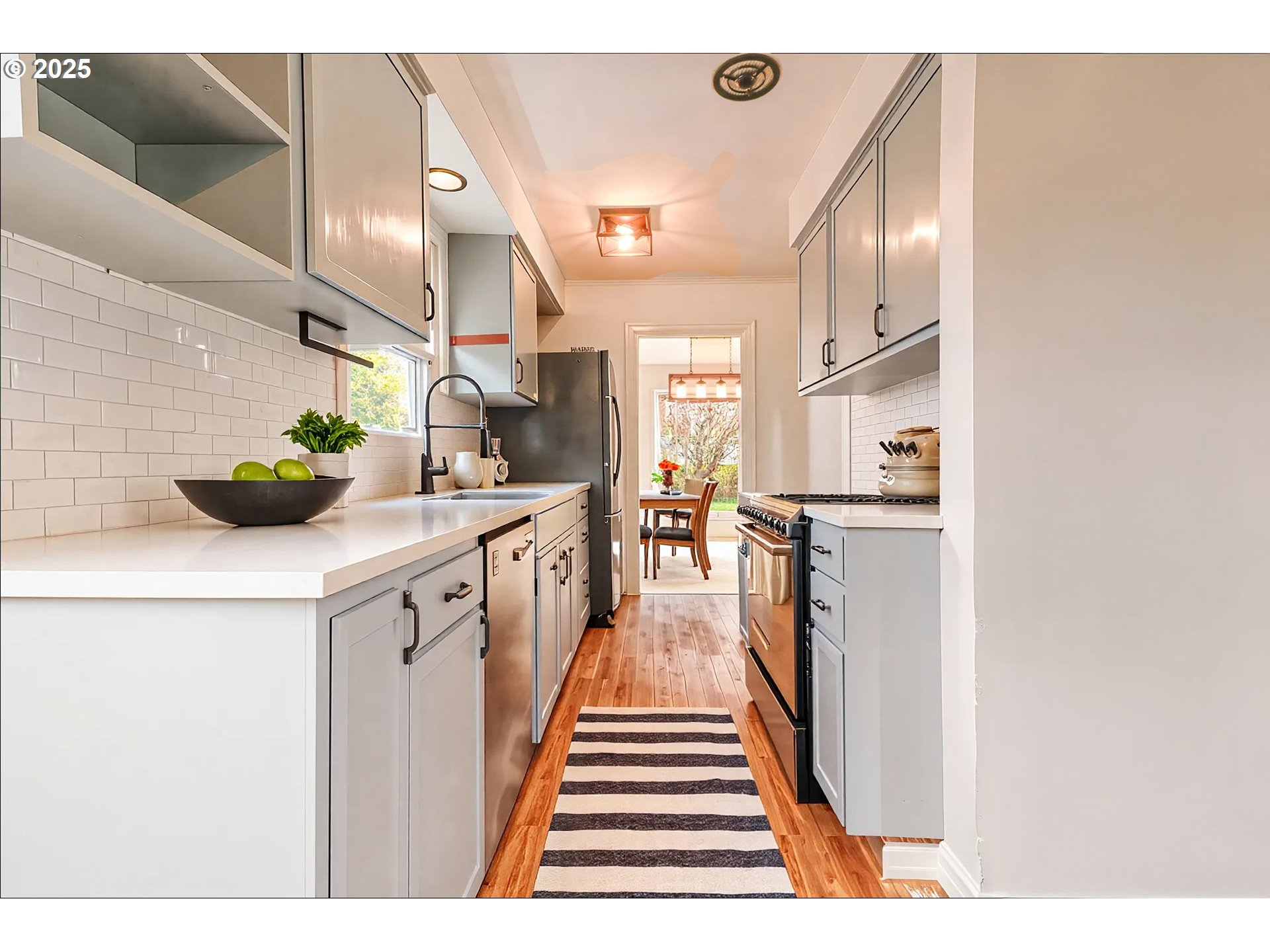 8046 Southwest Capitol Hill Road Portland, OR 97219 - Photo 9 of 42