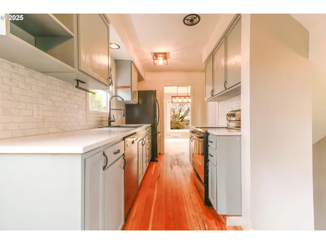 $484,900 | 8046 Southwest Capitol Hill Road, Portland, OR 97219