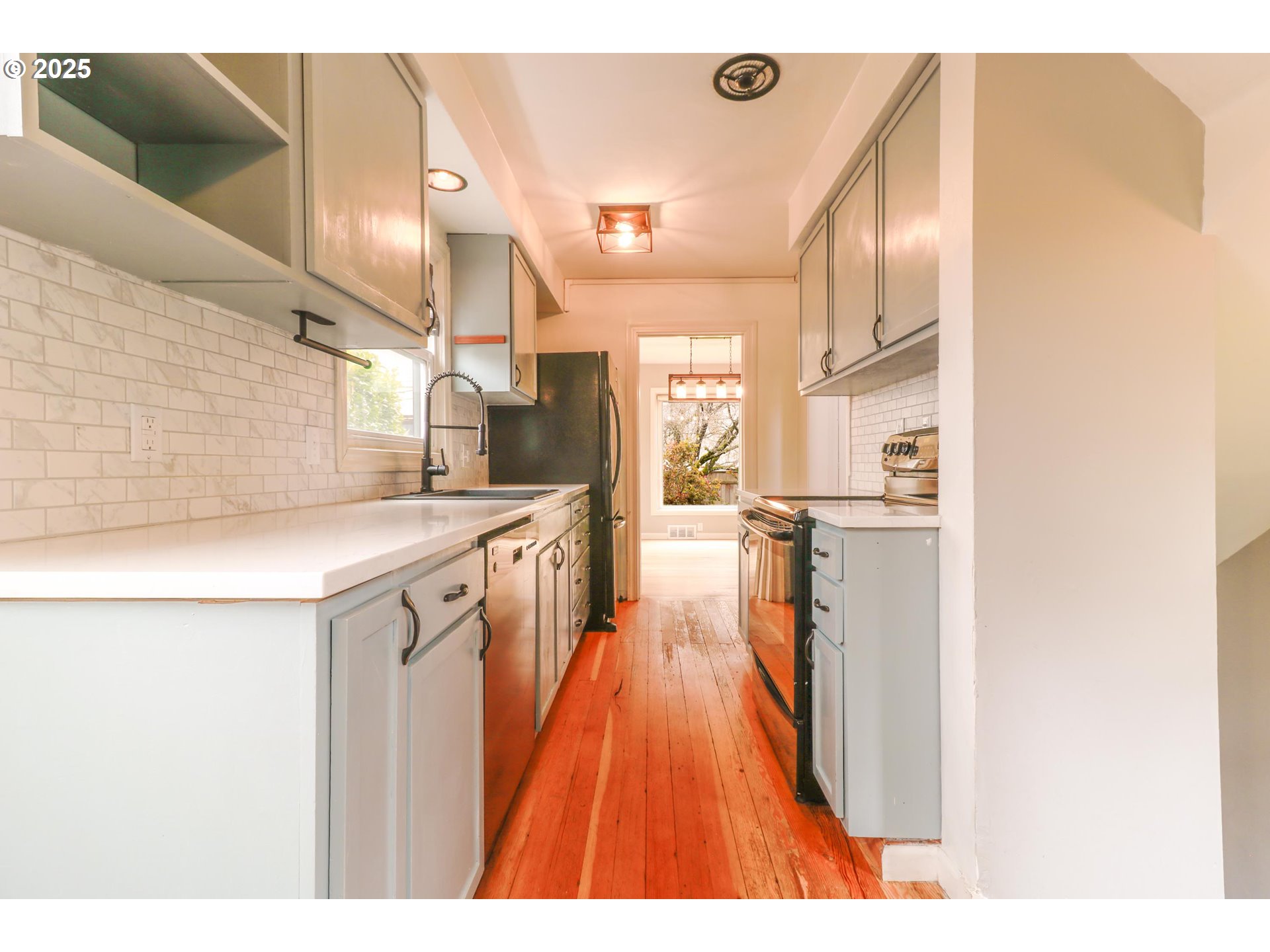 8046 Southwest Capitol Hill Road Portland, OR 97219 - Photo 10 of 42