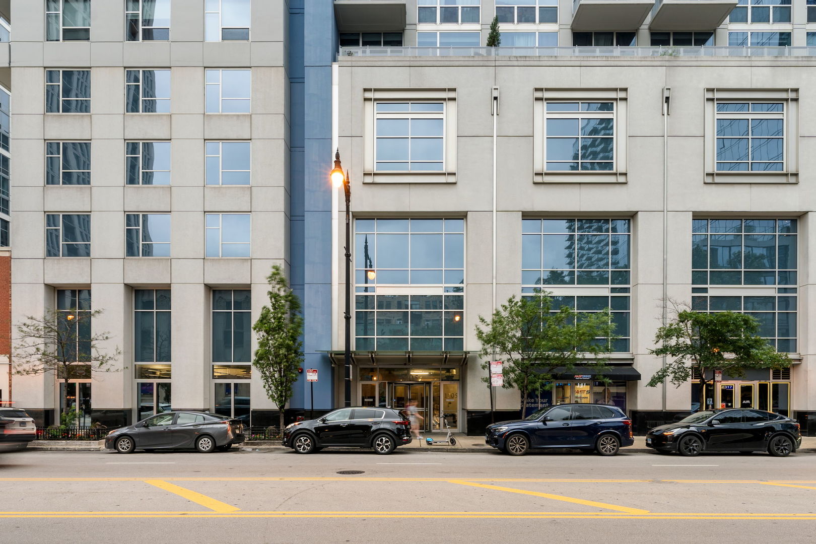 1305 South Michigan Avenue, Unit 907 Chicago, IL 60605 - Photo 2 of 20 a building that has a lots of windows on it