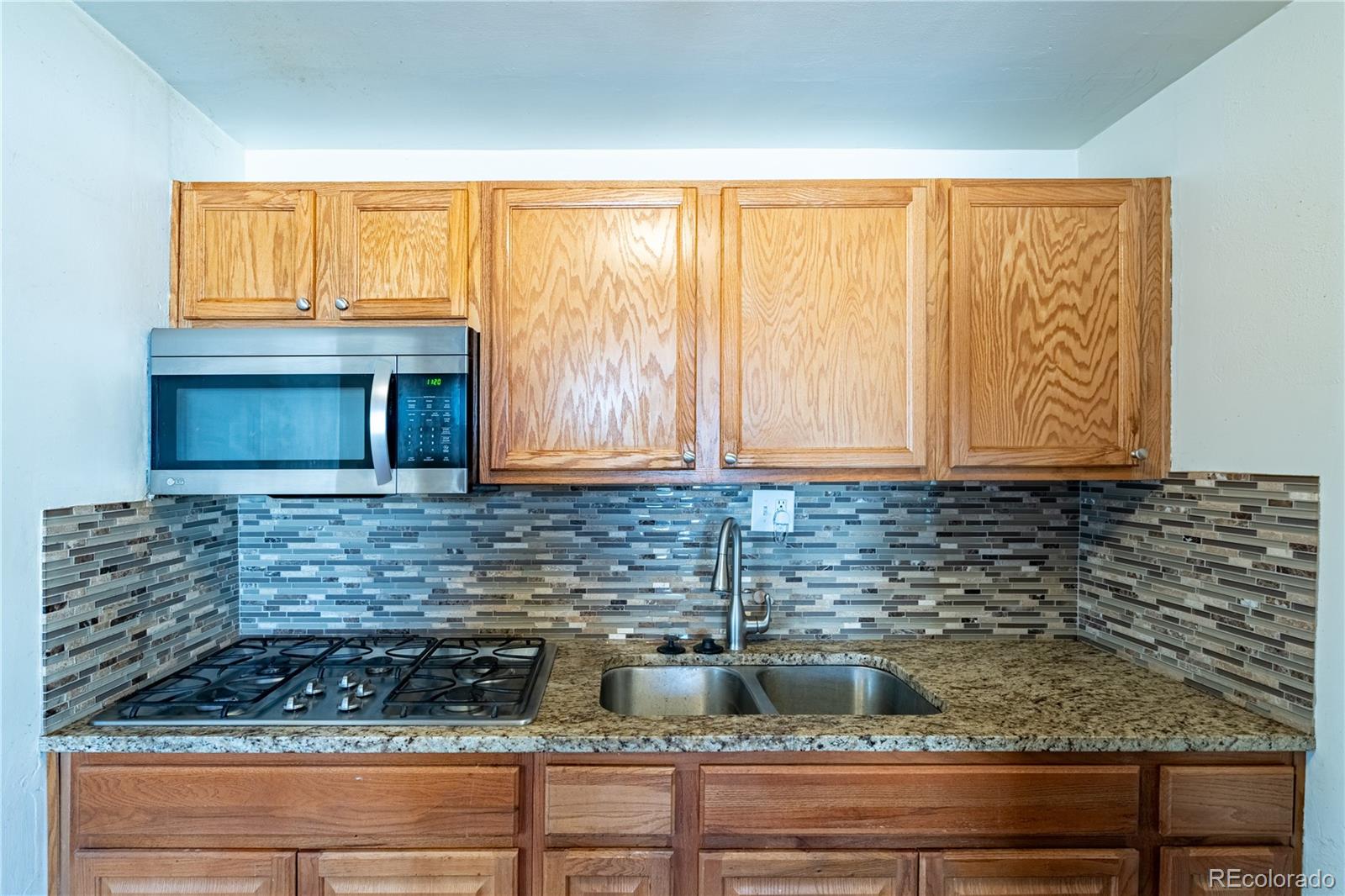 1124 Newark Street Aurora, CO 80010 - Photo 6 of 32