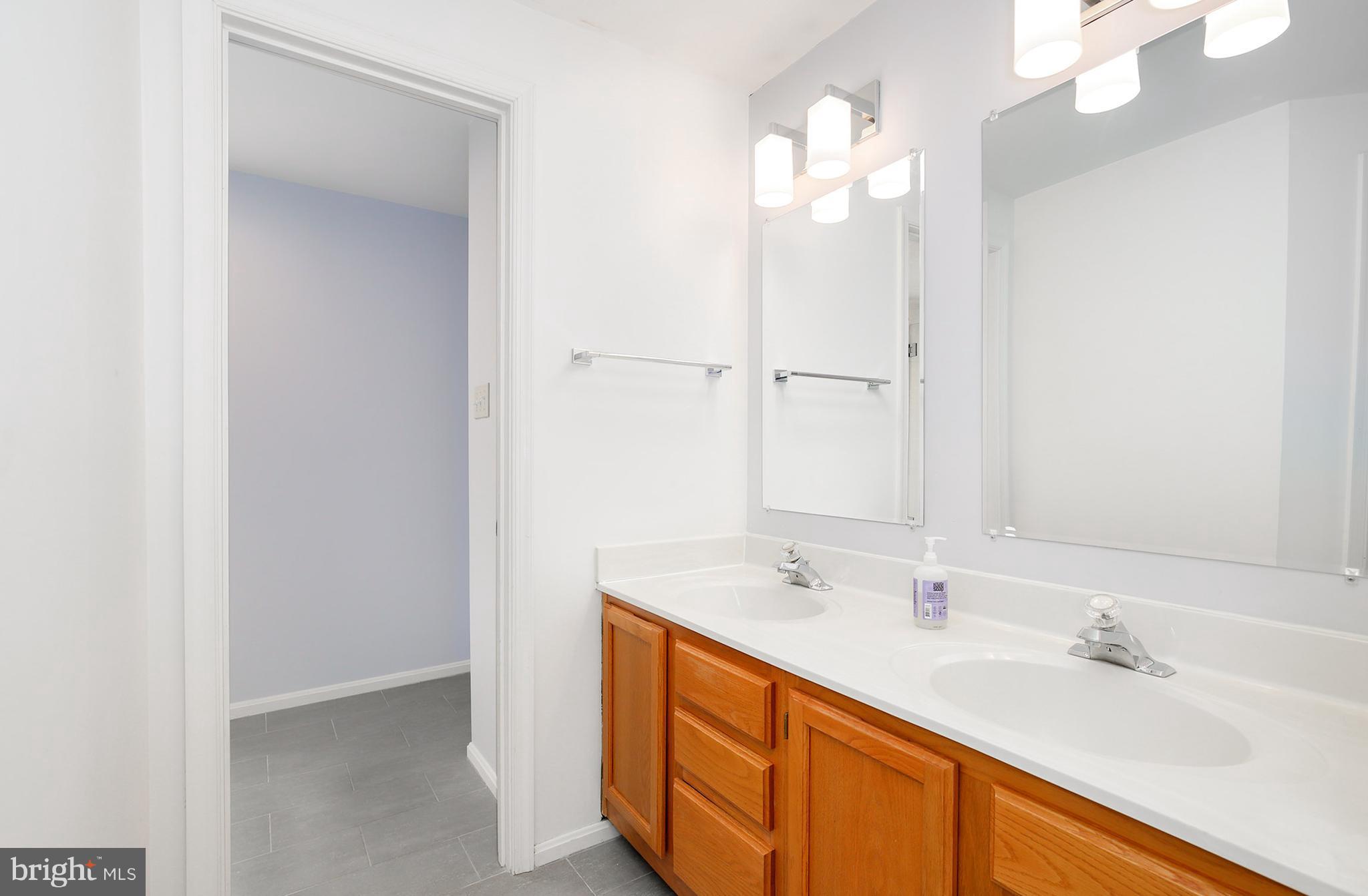 11928 Redtree Way Reston, VA 20194 - Photo 18 of 29 Bath (Master)