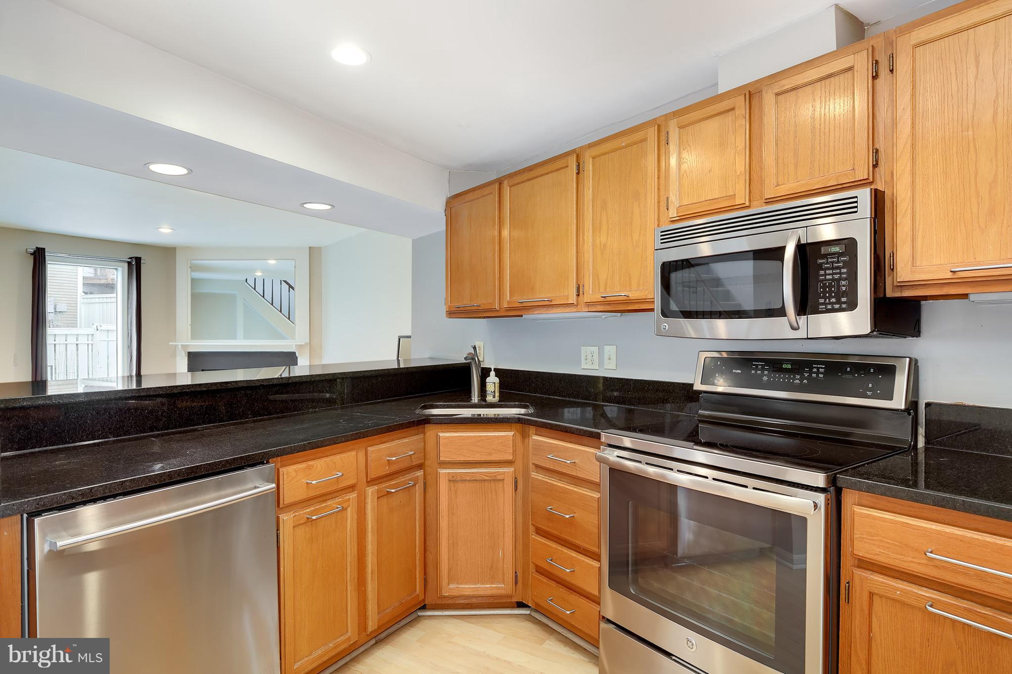 11928 Redtree Way Reston, VA 20194 - Photo 6 of 29 Kitchen