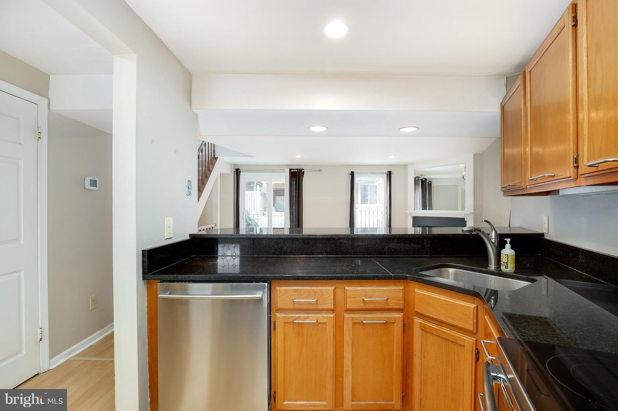 11928 Redtree Way Reston, VA 20194 - Photo 9 of 29 Kitchen