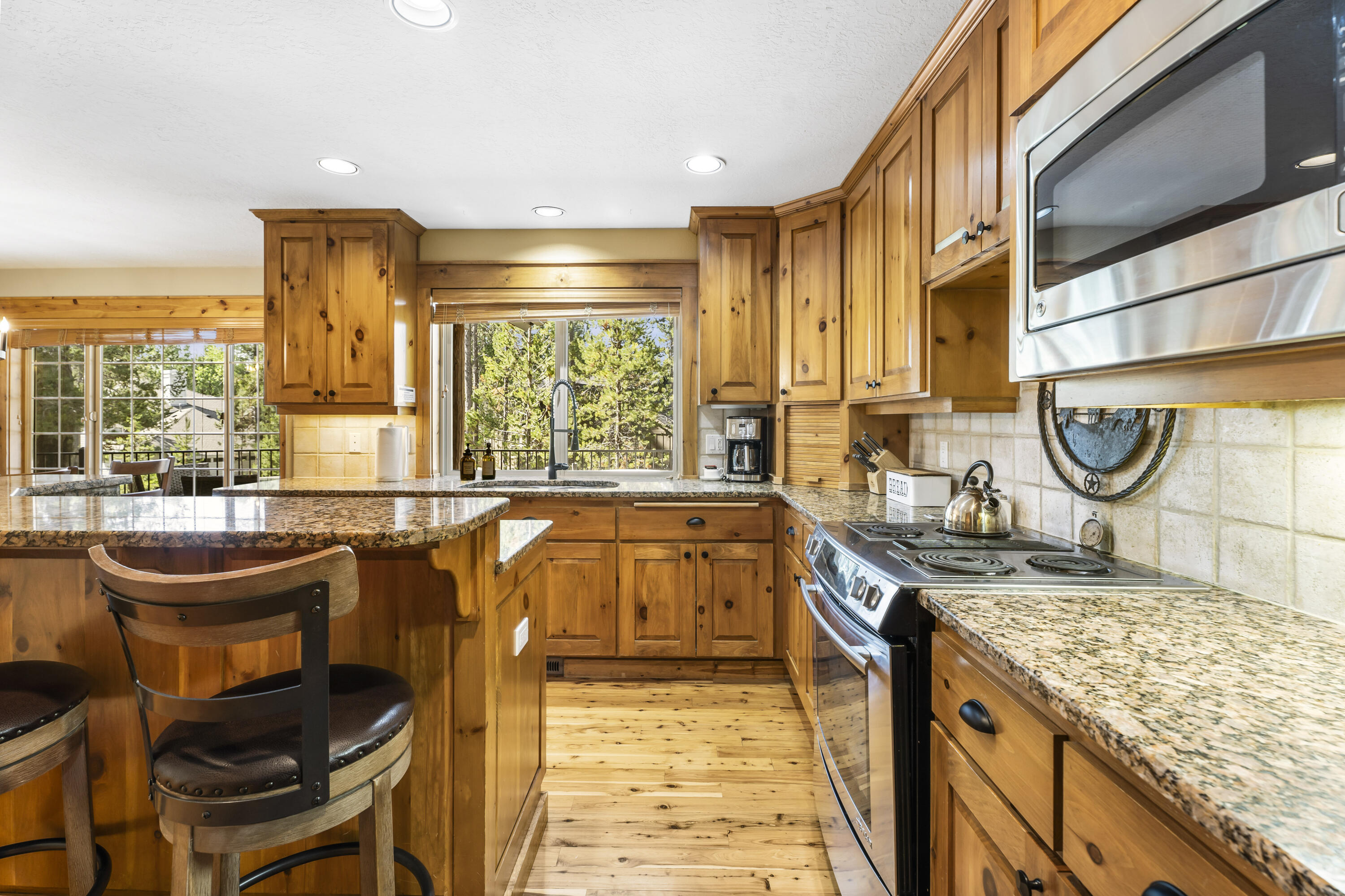 18189 Oregon Loop, Unit 5 Sunriver, OR 97707 - Photo 6 of 41 Kitchen