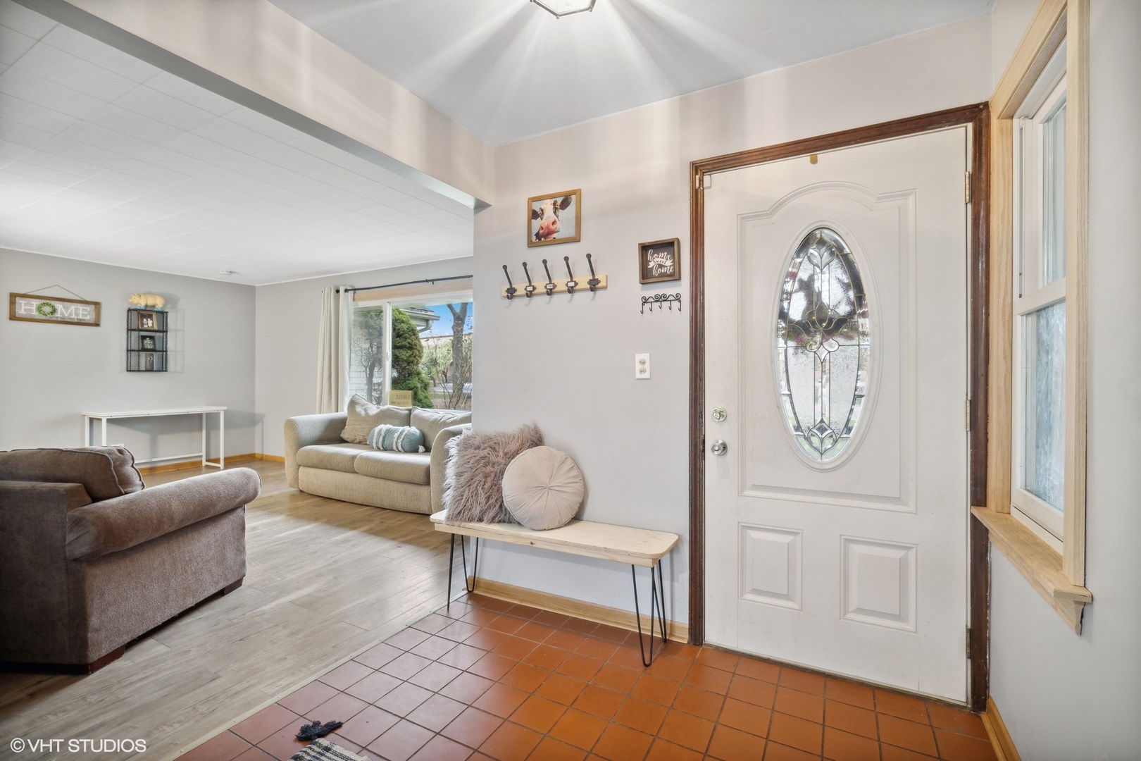 933 North Midlothian Road Mundelein, IL 60060 - Photo 2 of 16 a living room with furniture and a window