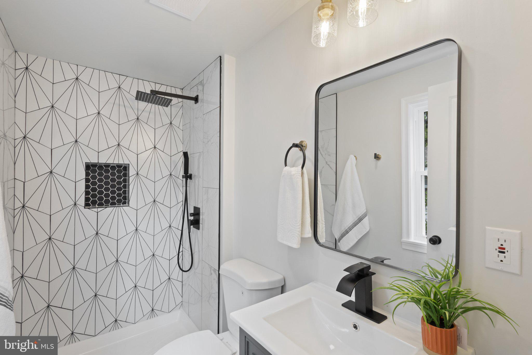 4407 Ridge Drive Baltimore, MD 21229 - Photo 17 of 32 Upper Level - Primary Room w/ En-Suite Full Bath