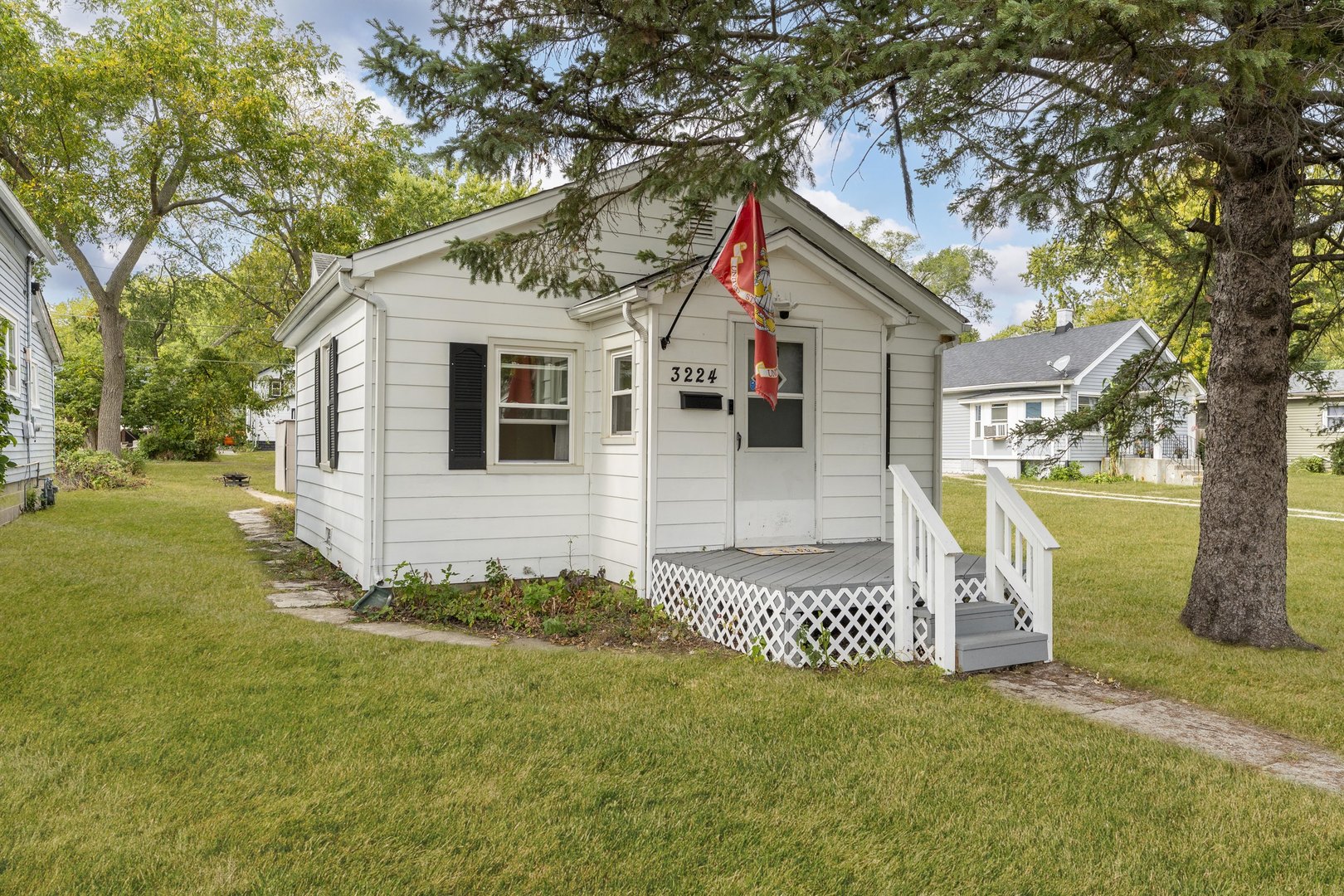 a view of a house with a yard