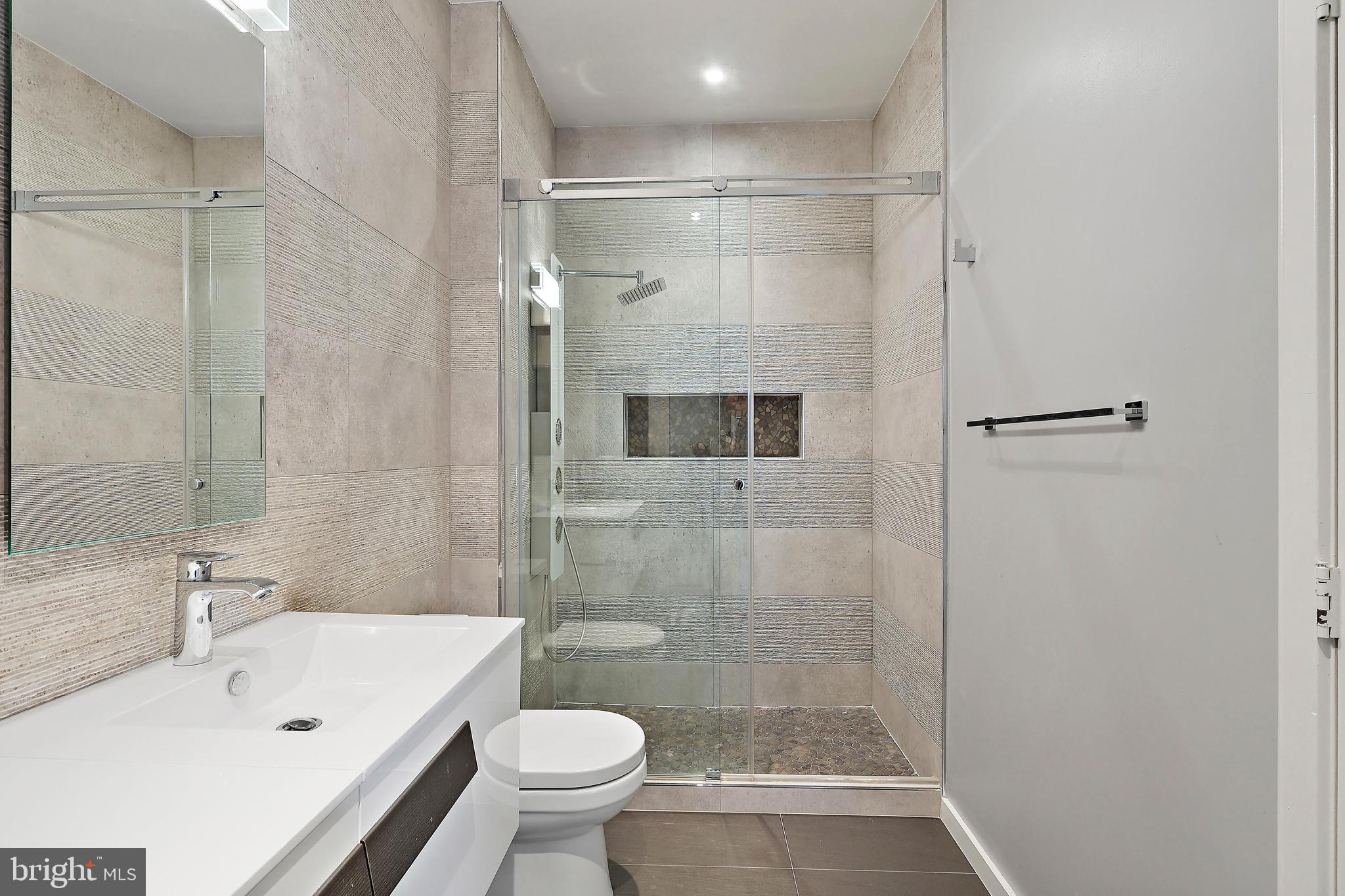1460 Waterfront Road Reston, VA 20194 - Photo 42 of 63 a bathroom with a sink mirror toilet and bathtub