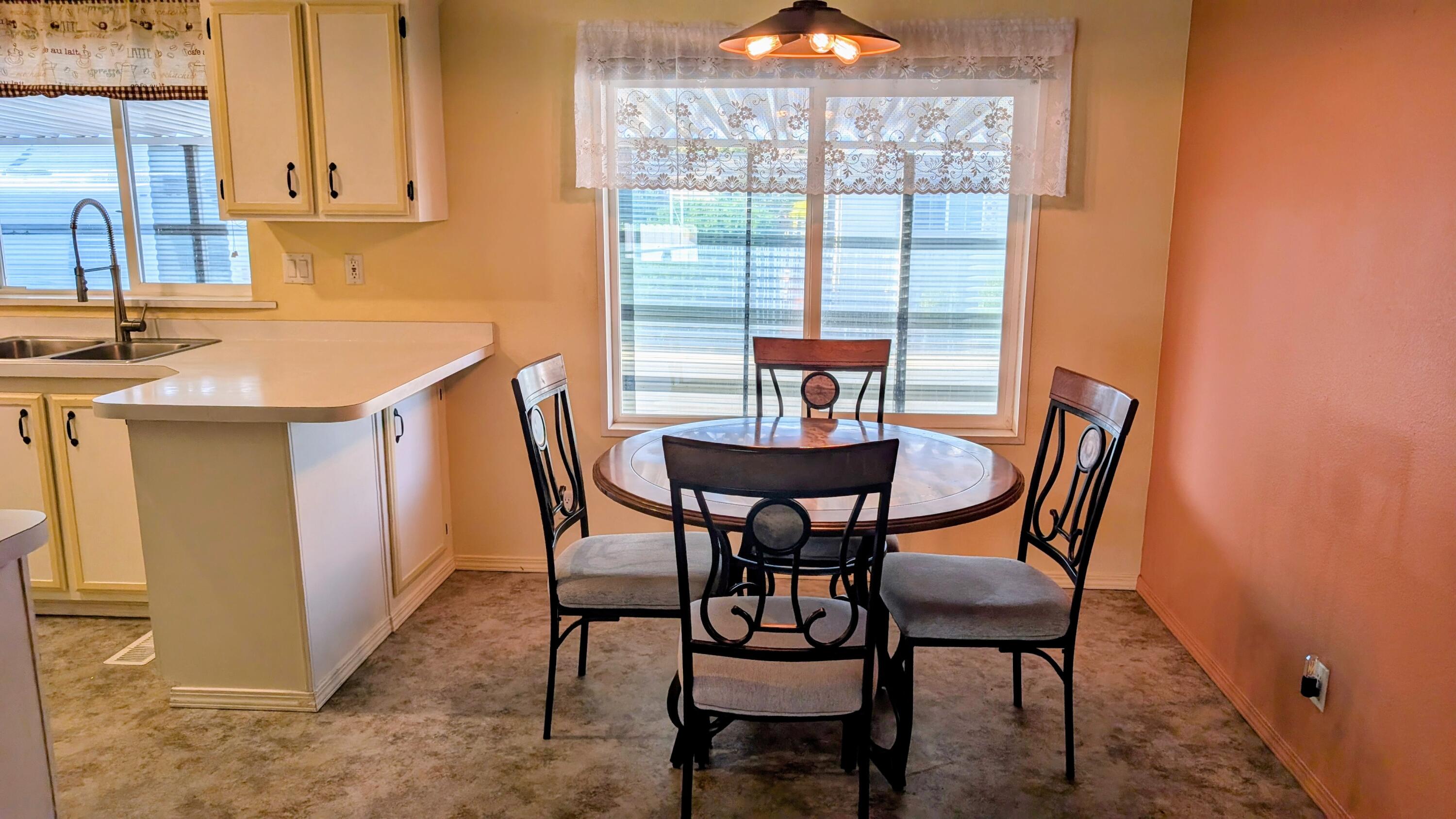 301 Freeman Road, Unit 97 Central Point, OR 97502 - Photo 2 of 11 1d2a7ddc-7761-4359-aab4-a85316266453~1