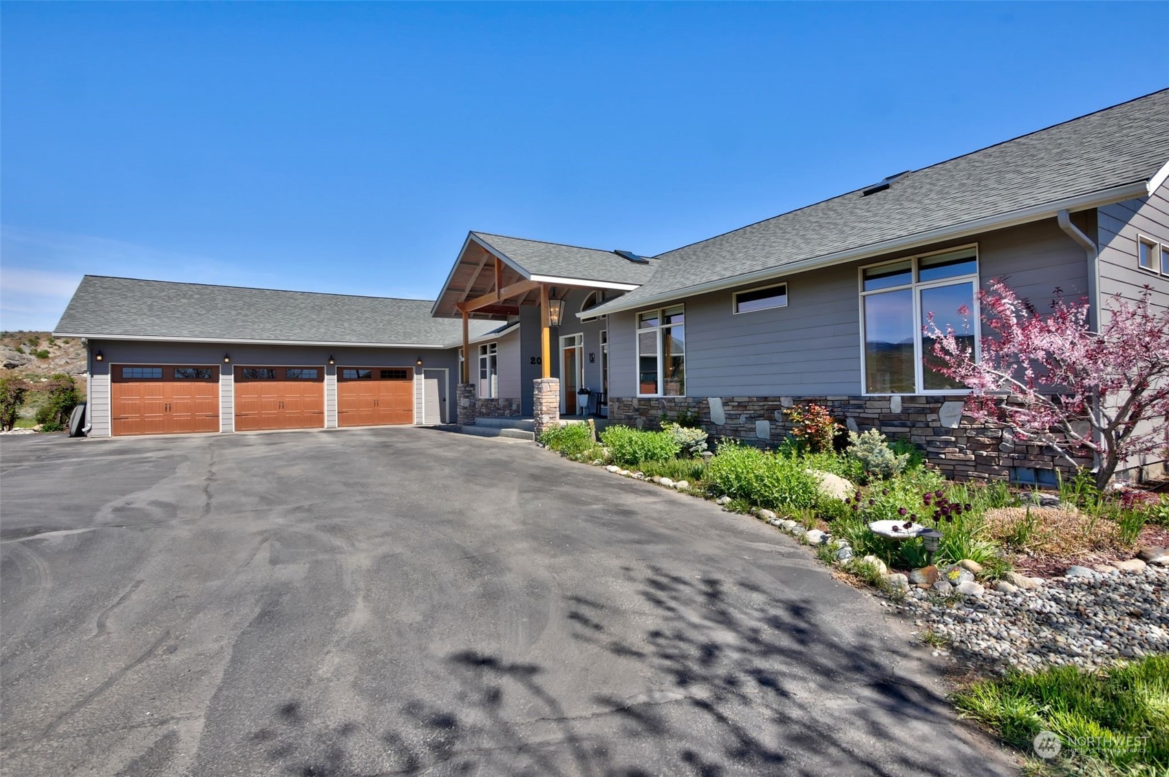 20 Blue Heron Lane Riverside, WA 98849 - Photo 20 of 40 a front view of a house with a yard
