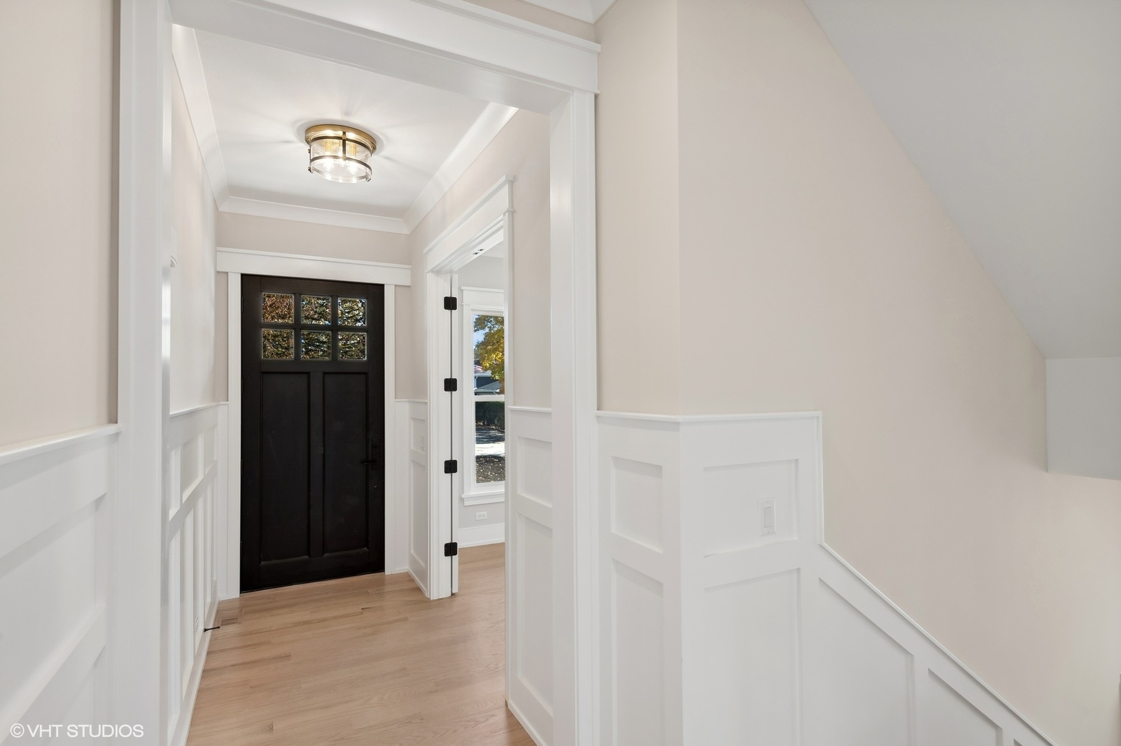 648 Saylor Avenue Elmhurst, IL 60126 - Photo 2 of 27 a view of an entryway