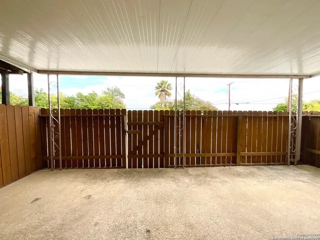 a view of a backyard