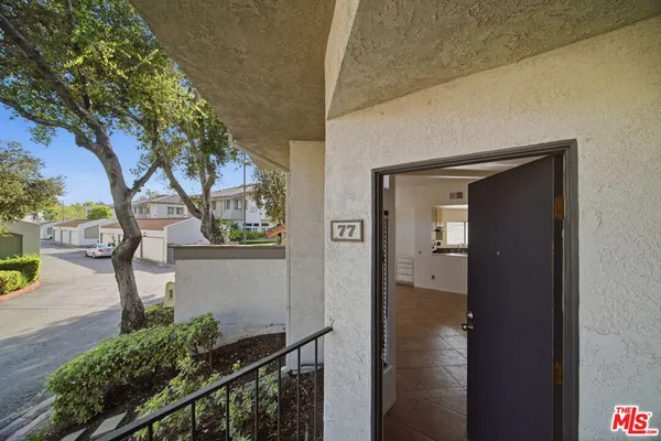 a view of entryway and kitchen