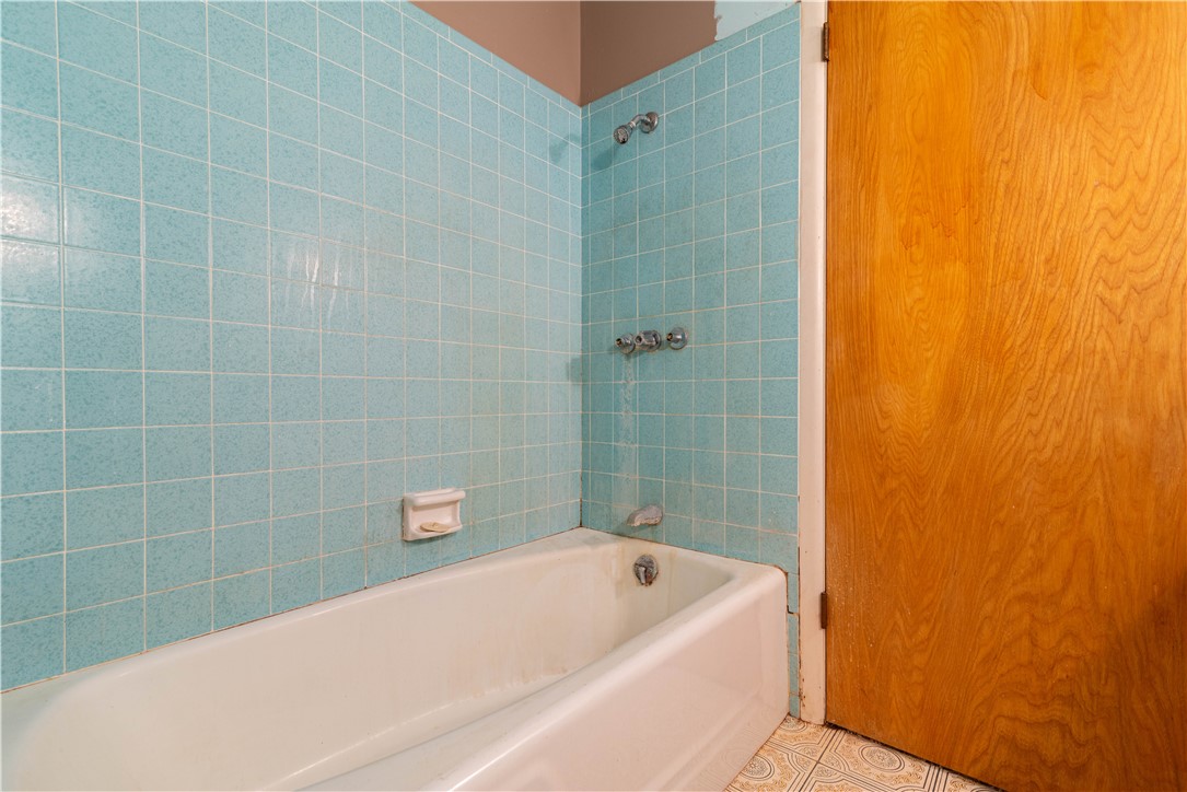 143 Trail Ridge Drive Sandia, TX 78383 - Photo 22 of 40 a bathroom with a bathtub