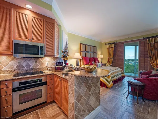 $10,950,000 | 4101 Gulf Shore Boulevard North, Unit 8N, Naples, FL 34103