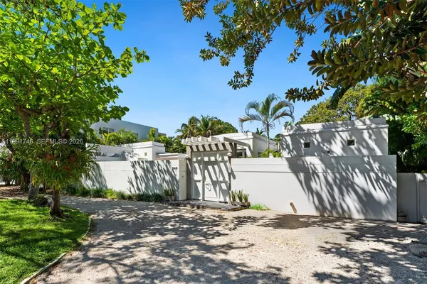 $5,250,000 | 346 Gulf Road, Key Biscayne, FL 33149