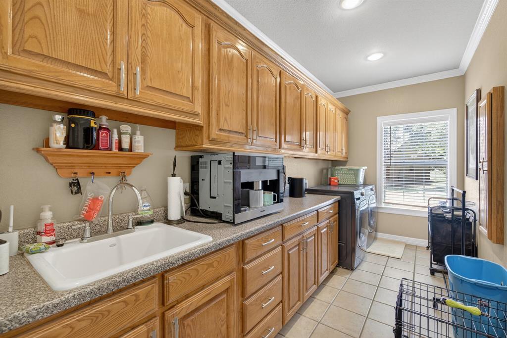 482 Center Hill Road Gainesville, TX 76240 - Photo 19 of 38 a kitchen with stainless steel appliances granite countertop a sink and cabinets