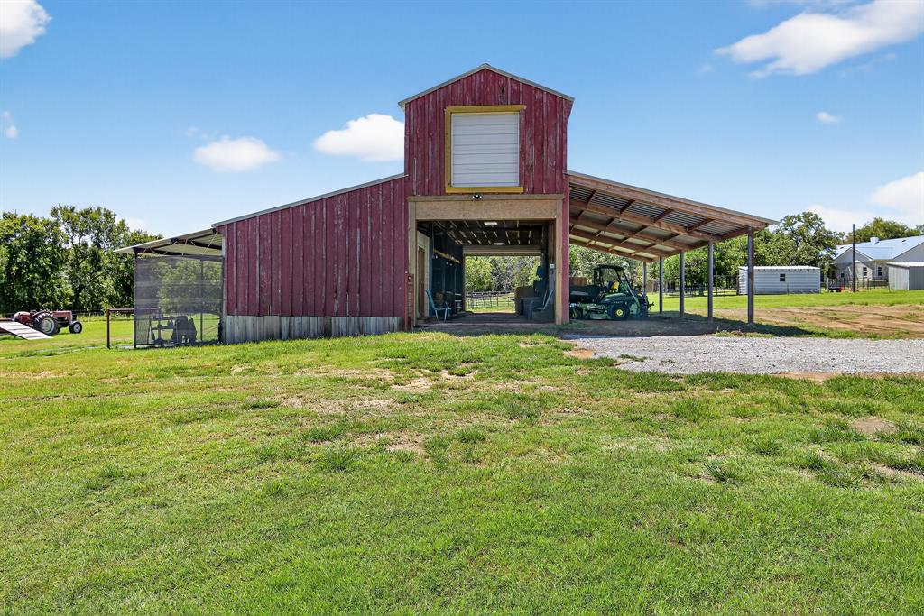 482 Center Hill Road Gainesville, TX 76240 - Photo 28 of 38 a front view of a house with garden