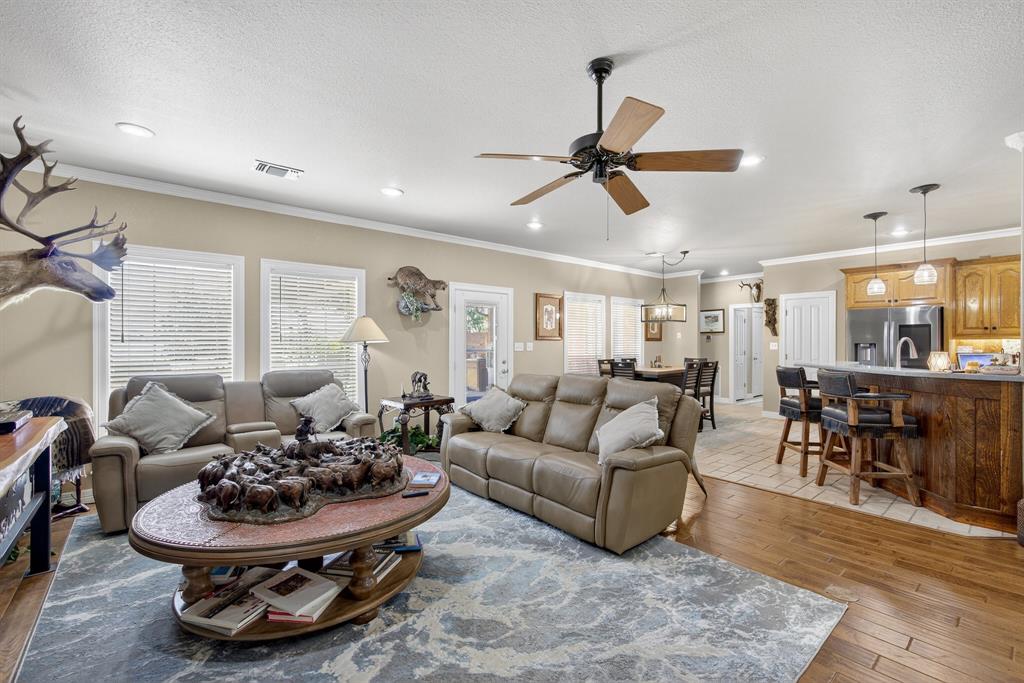 482 Center Hill Road Gainesville, TX 76240 - Photo 4 of 38 a living room with furniture and a large window