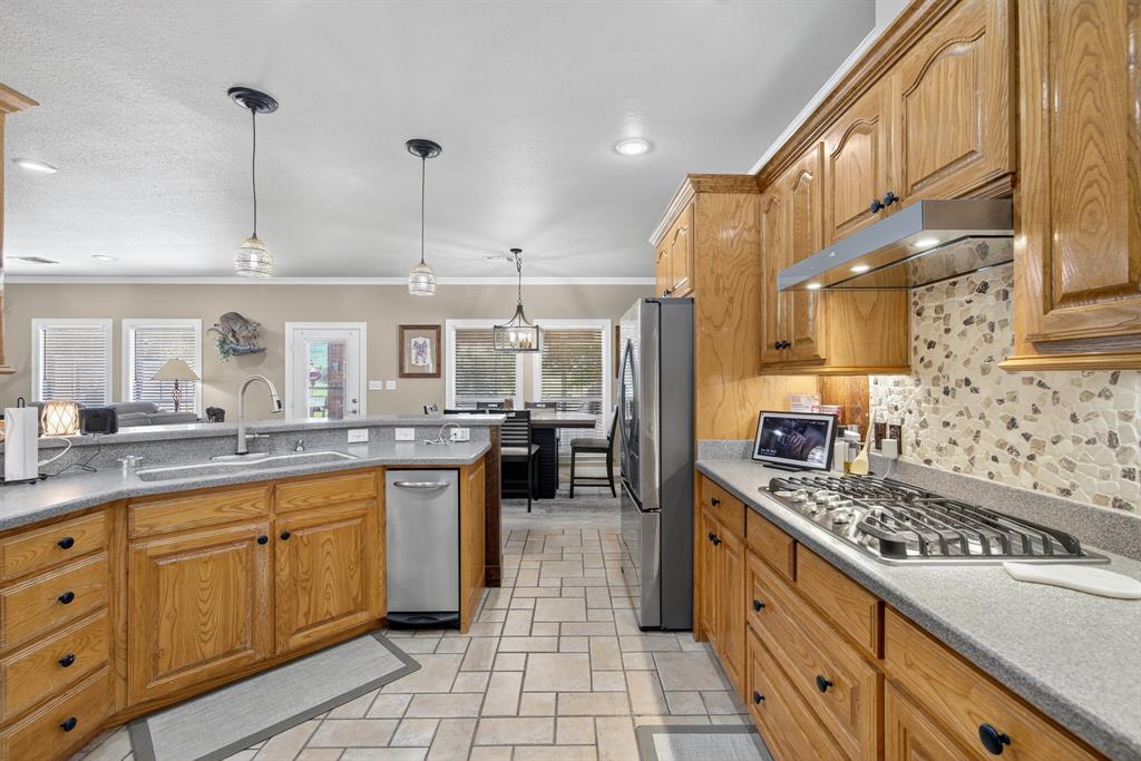 482 Center Hill Road Gainesville, TX 76240 - Photo 6 of 38 a kitchen with lots of counter space and appliances