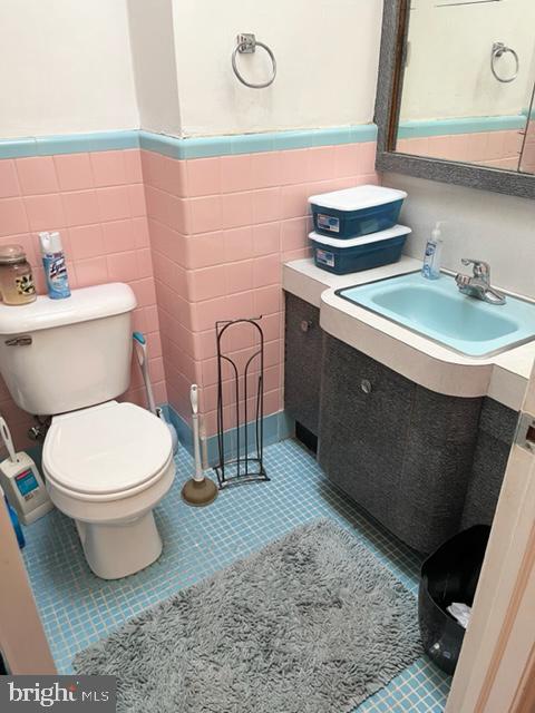354 East Claremont Road Philadelphia, PA 19120 - Photo 21 of 42 2nd Floor bathroom
