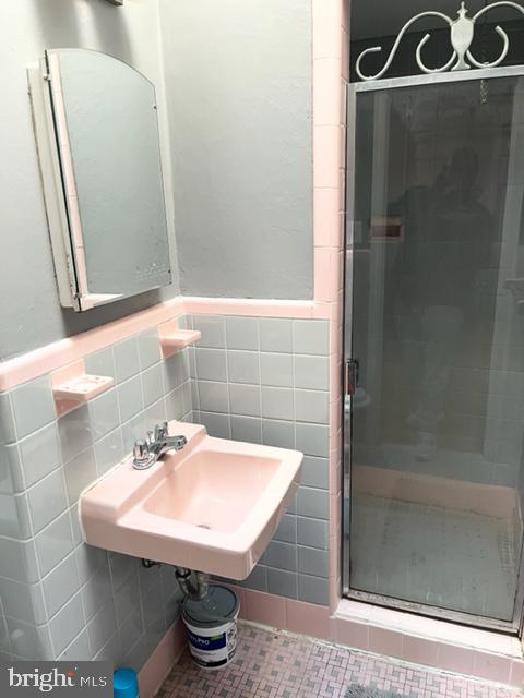 354 East Claremont Road Philadelphia, PA 19120 - Photo 30 of 42 Master Bathroom