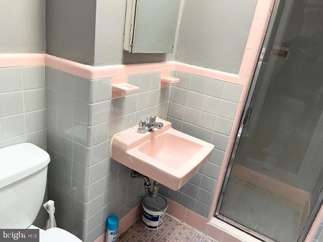 354 East Claremont Road Philadelphia, PA 19120 - Photo 31 of 42 Master Bathroom