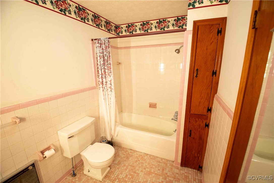 2600 Brunswick Road Blackstone, VA 23824 - Photo 31 of 35 Bathroom with a textured ceiling, tile walls, show