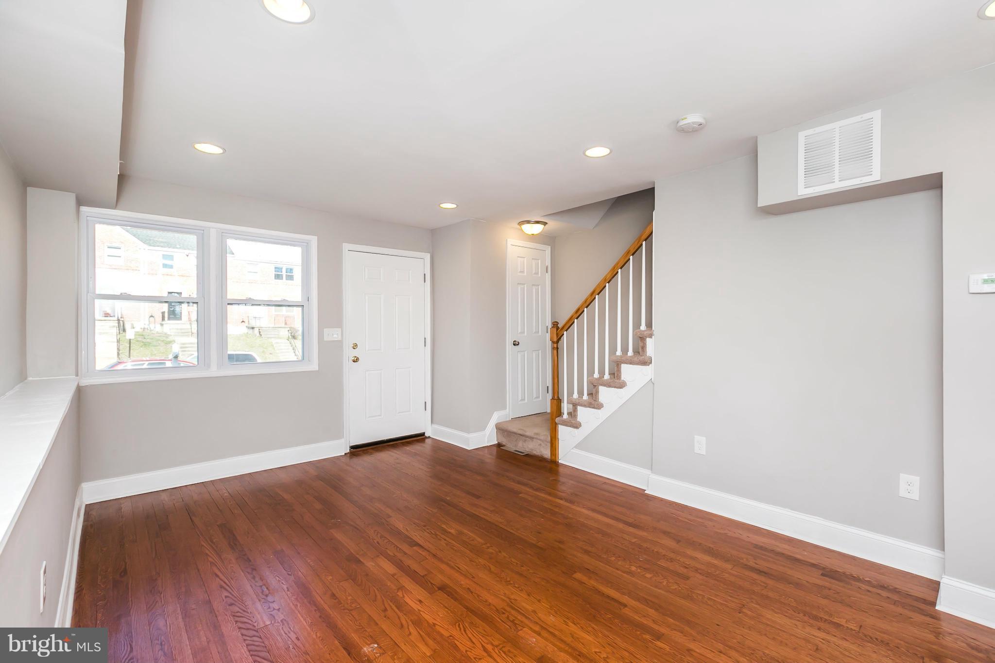 927 Coleridge Road Baltimore, MD 21229 - Photo 3 of 29 Living Room