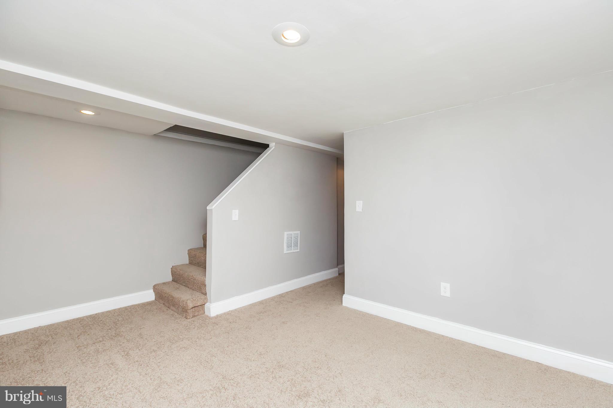 927 Coleridge Road Baltimore, MD 21229 - Photo 21 of 29 Family Room