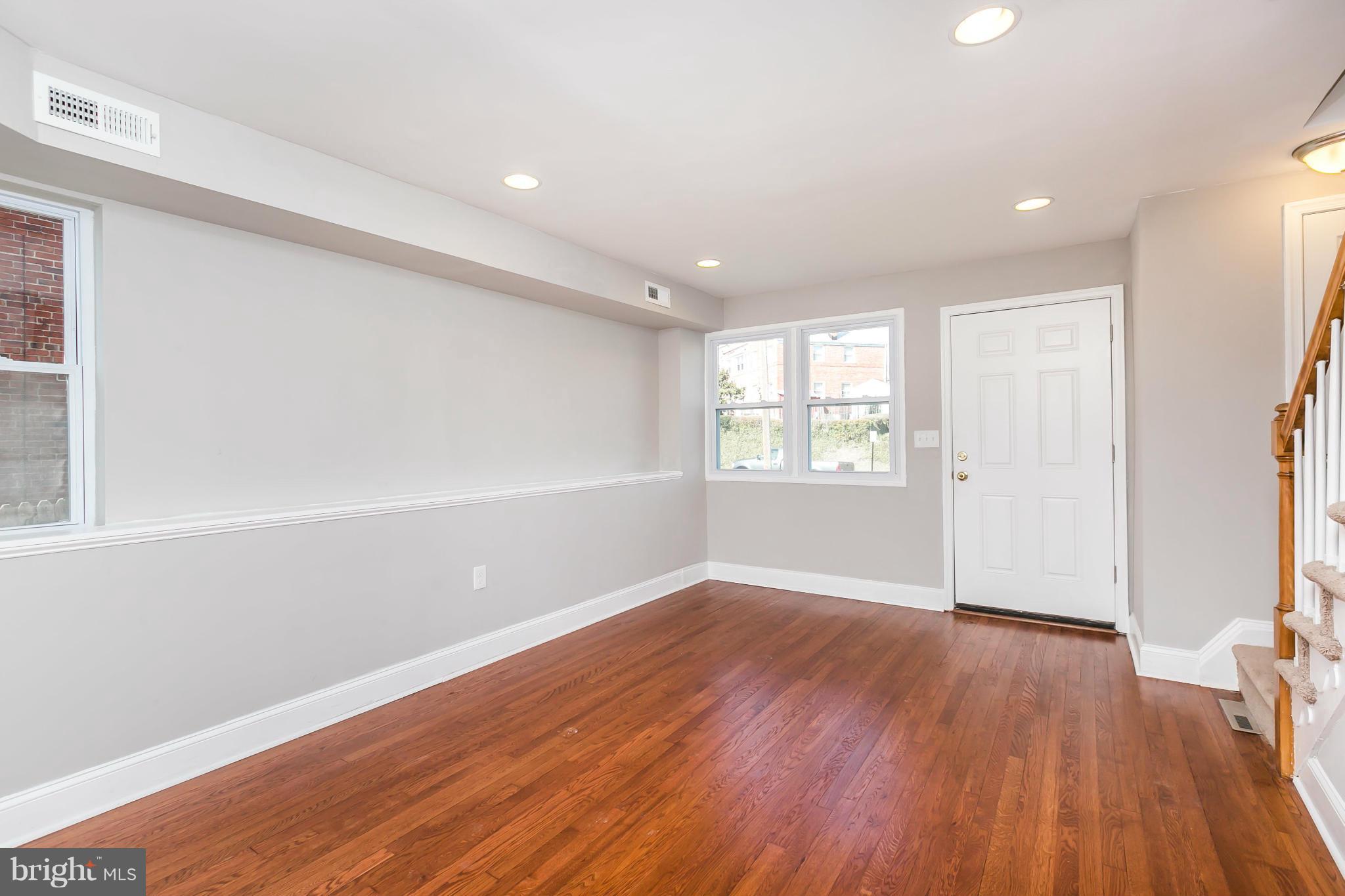 927 Coleridge Road Baltimore, MD 21229 - Photo 4 of 29 Living Room