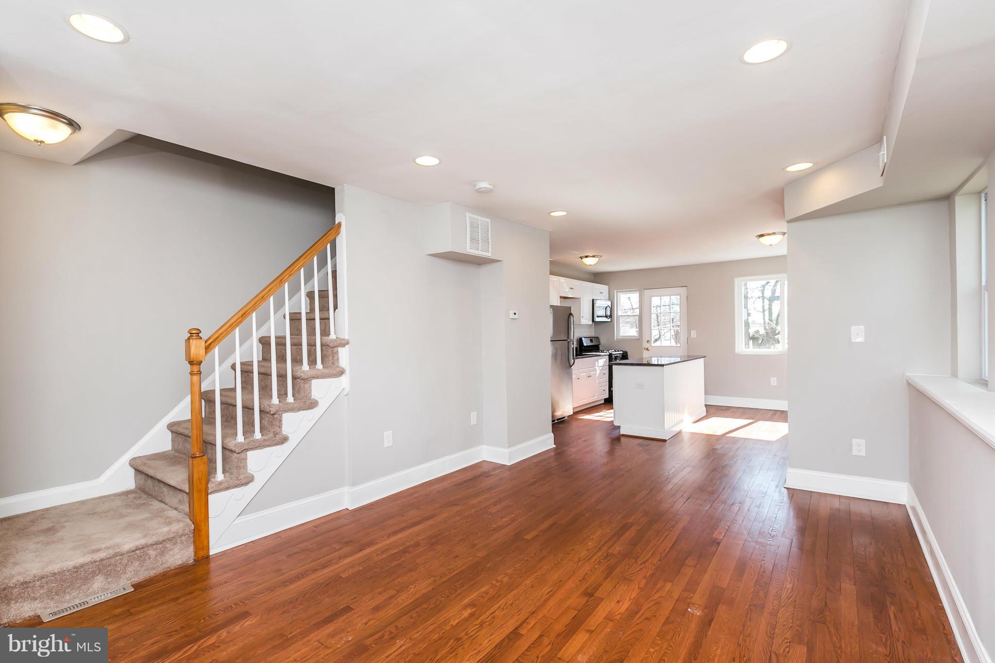 927 Coleridge Road Baltimore, MD 21229 - Photo 5 of 29 Living Room