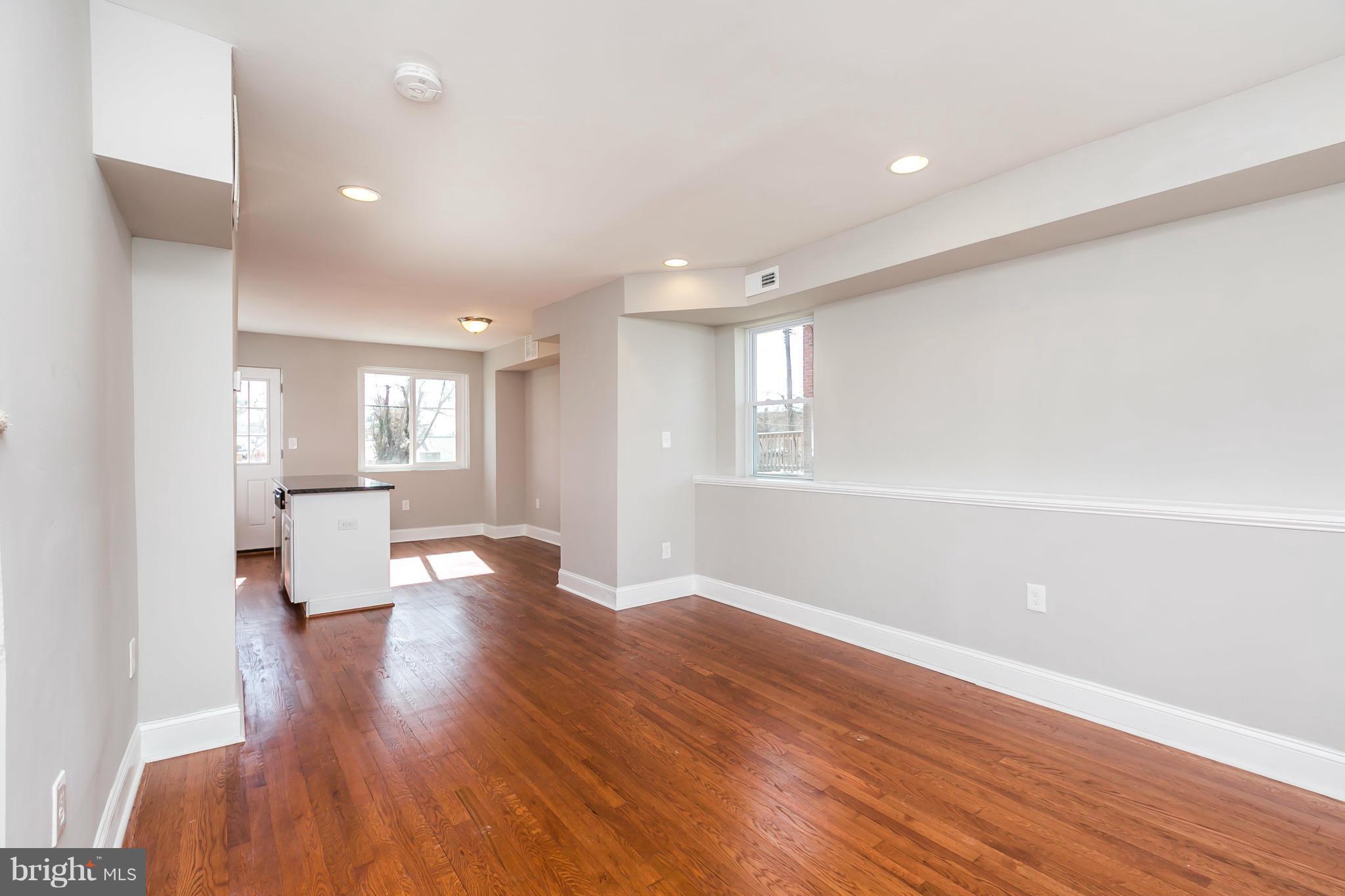 927 Coleridge Road Baltimore, MD 21229 - Photo 6 of 29 Living Room