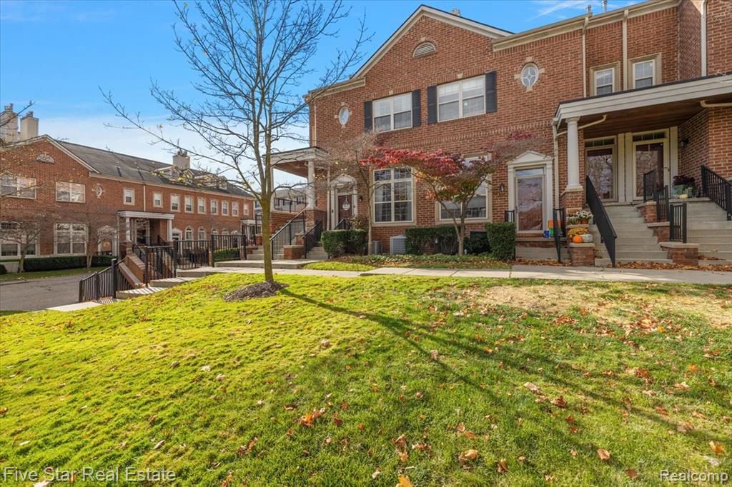 16924 Farmington Road, Unit 93 Livonia, MI 48154 - Photo 3 of 60 Gallery Image 3