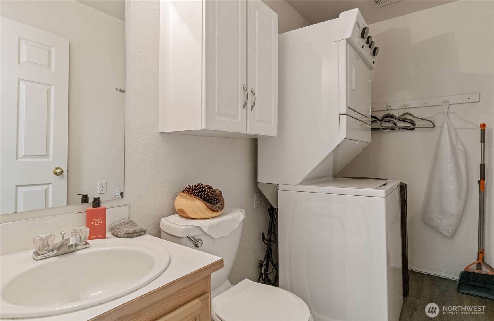 1501 Angela Street Wenatchee, WA 98801 - Photo 24 of 30 a bathroom with a sink toilet and a mirror