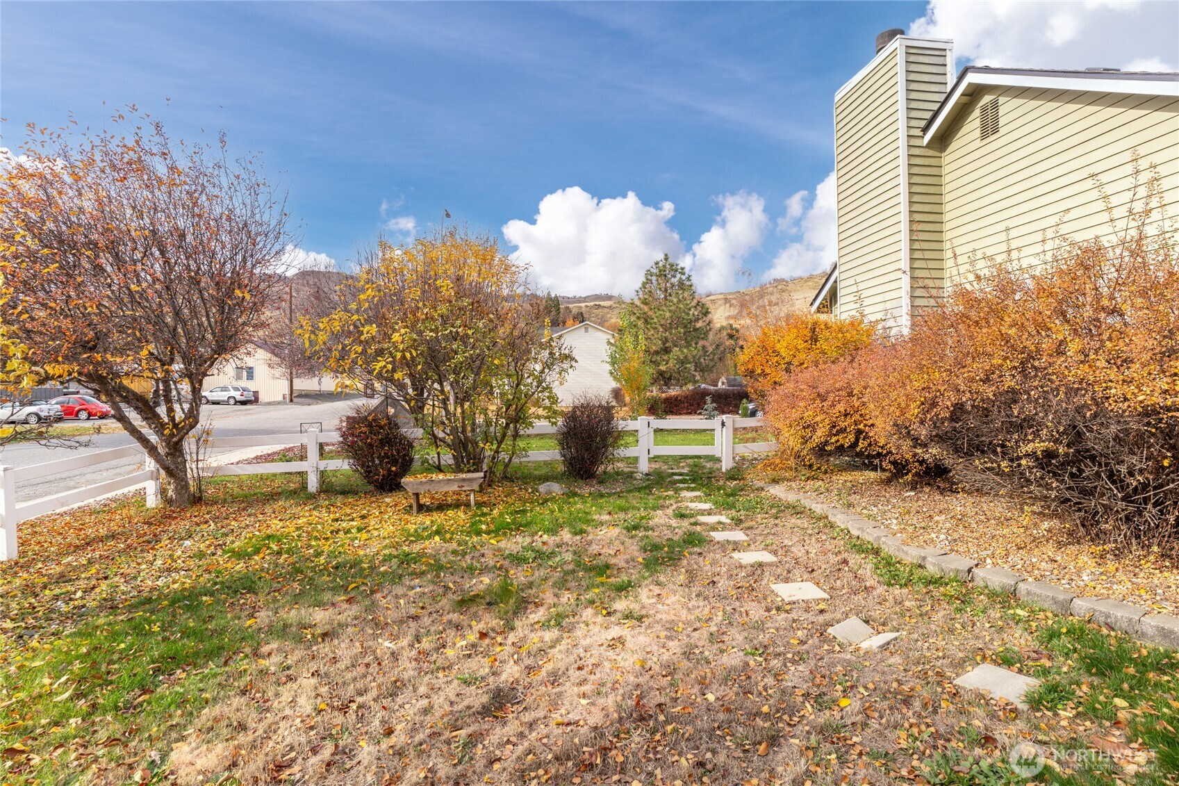1501 Angela Street Wenatchee, WA 98801 - Photo 28 of 30 a backyard of a house with table and chairs