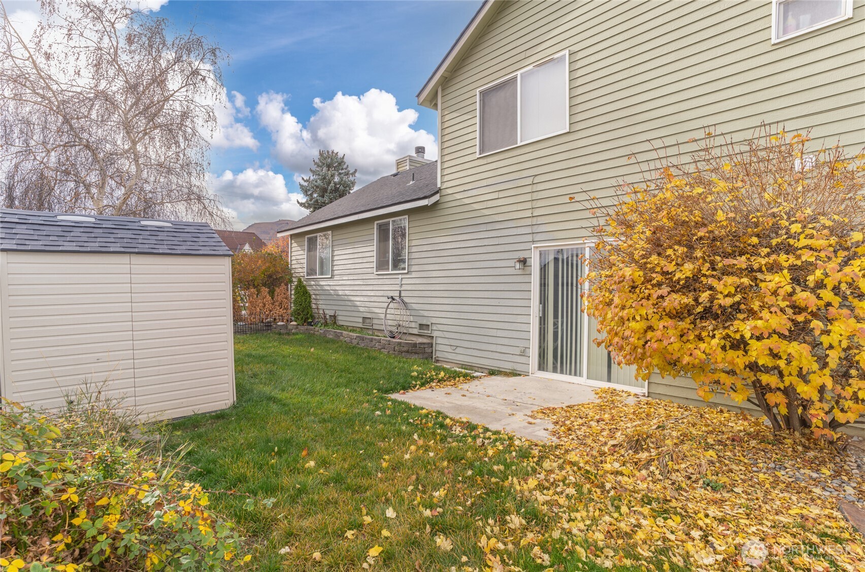 1501 Angela Street Wenatchee, WA 98801 - Photo 30 of 30 a front view of a house with garden