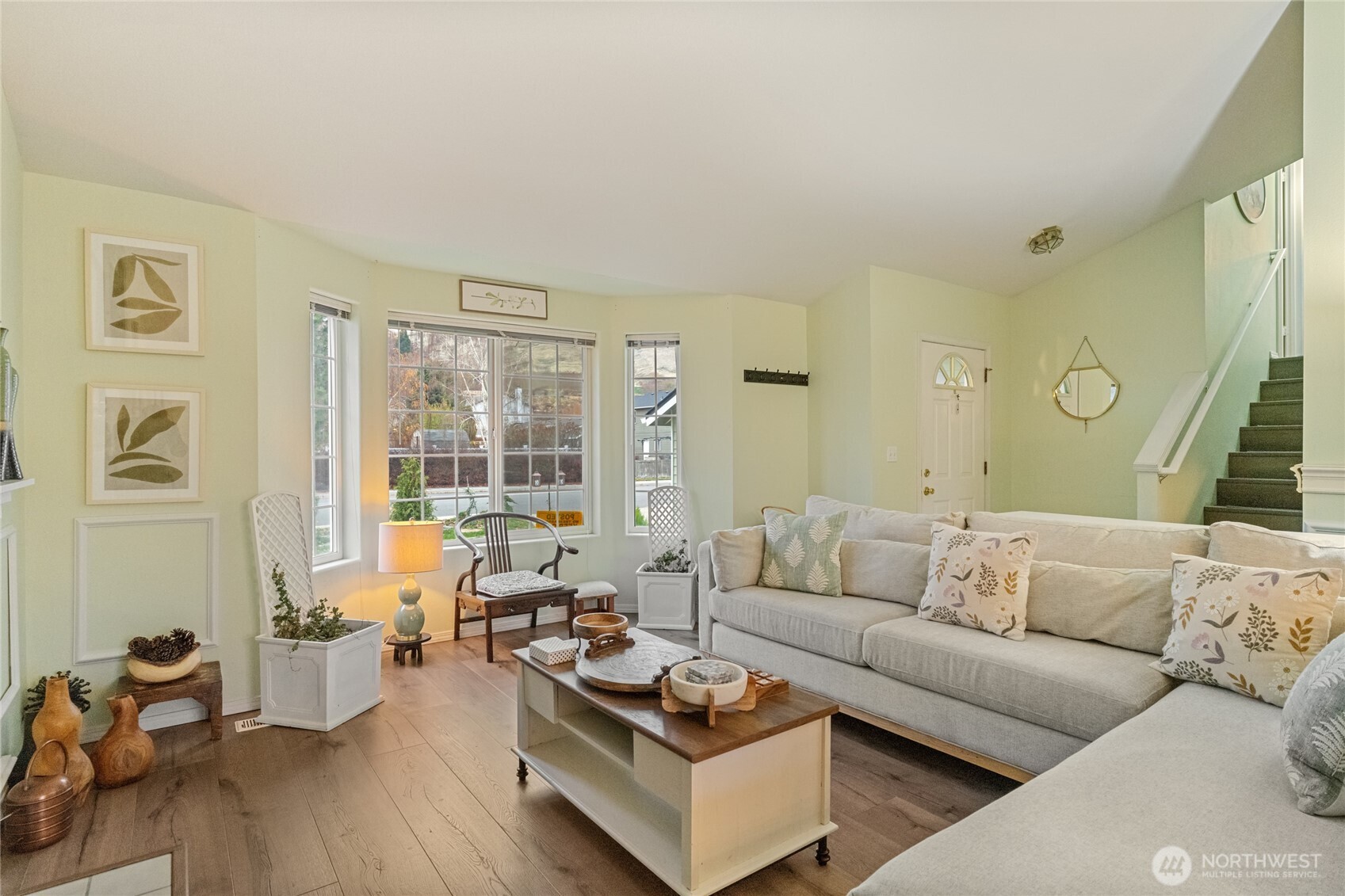 1501 Angela Street Wenatchee, WA 98801 - Photo 4 of 30 a living room with furniture and wooden floor
