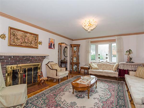 76 Marlborough Road Waltham, MA 02452 - Photo 3 of 27 Gallery Image 3