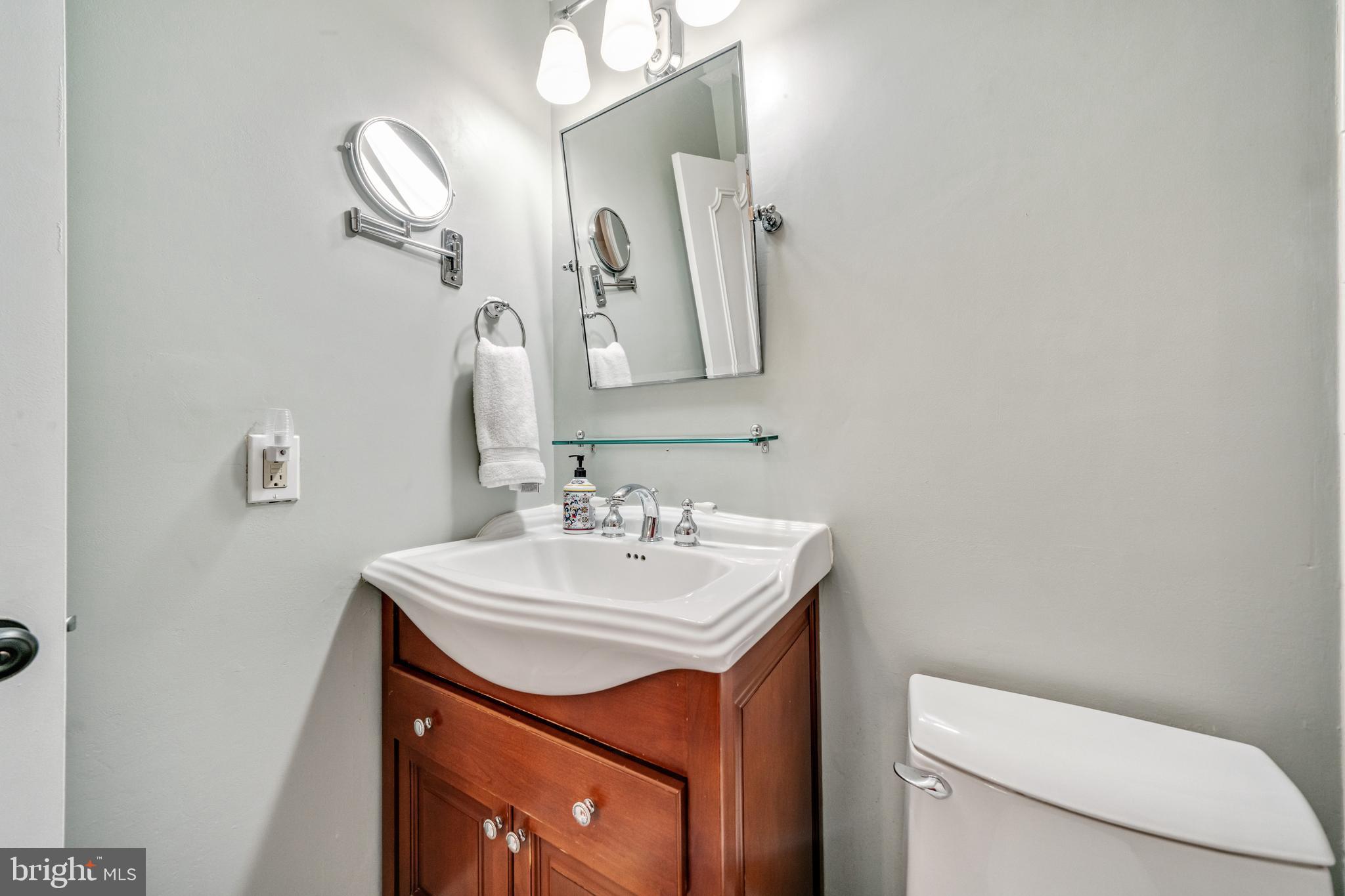 7251 Kousa Lane Springfield, VA 22152 - Photo 15 of 31 Full bathroom upstairs