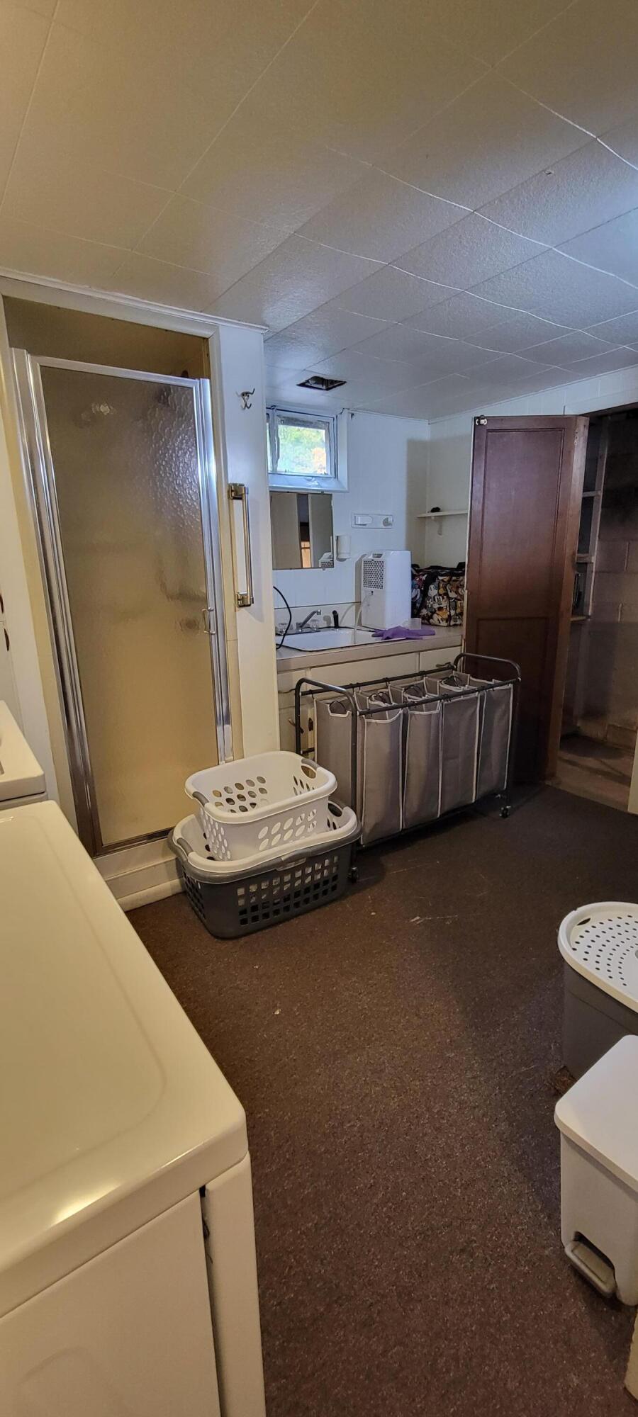 1340 Anna Road Muskegon, MI 49445 - Photo 17 of 28 LL - Laundry w shower