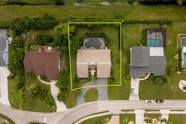 a sign that is on the side of the wall