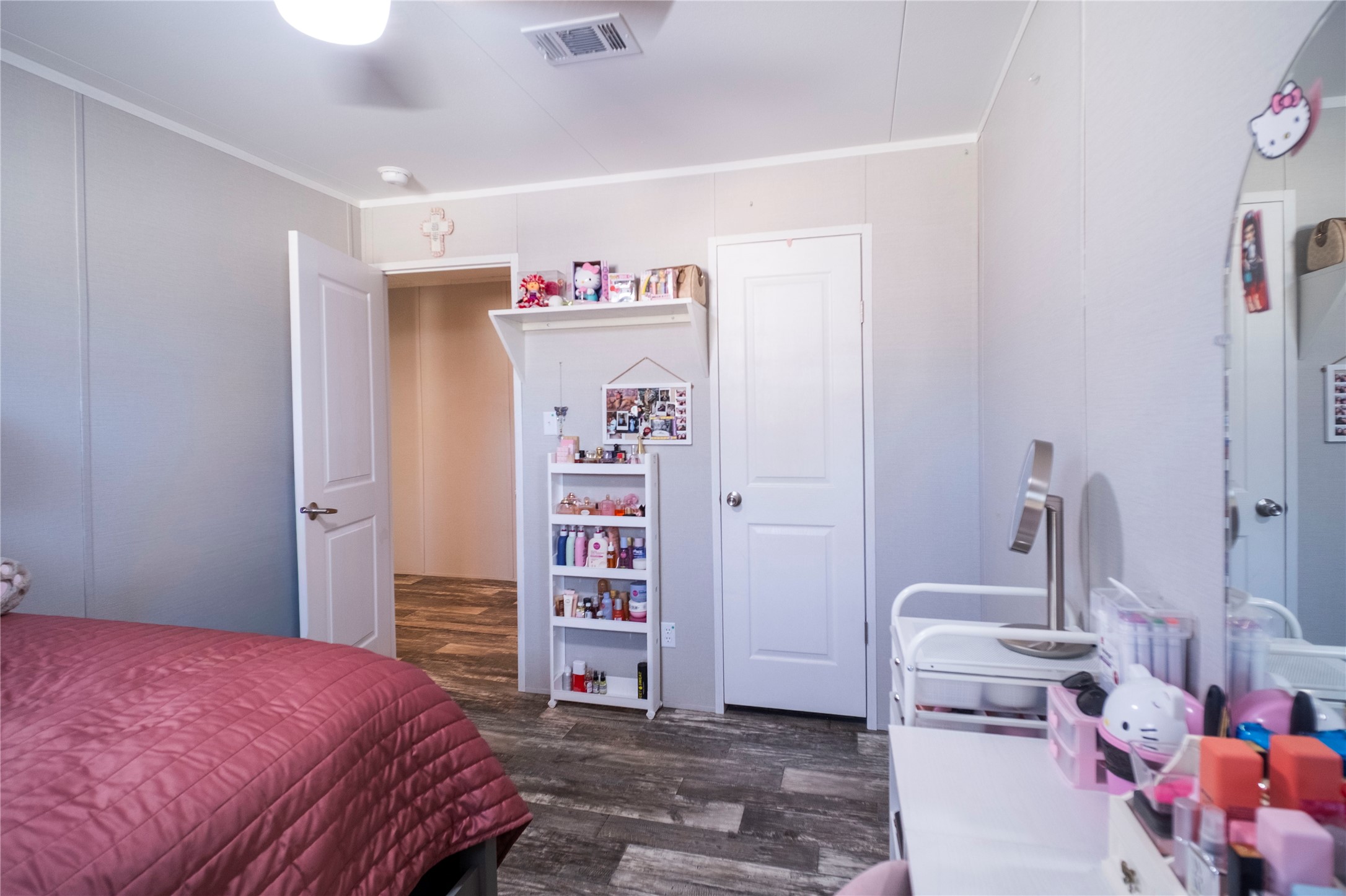 5402 Five Oaks Drive Spring, TX 77389 - Photo 18 of 20 a bedroom with a bed and a couch
