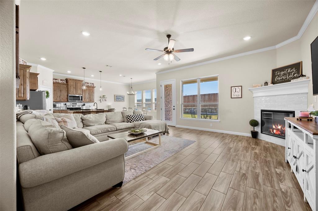 209 Bayless Avenue Godley, TX 76044 - Photo 4 of 30