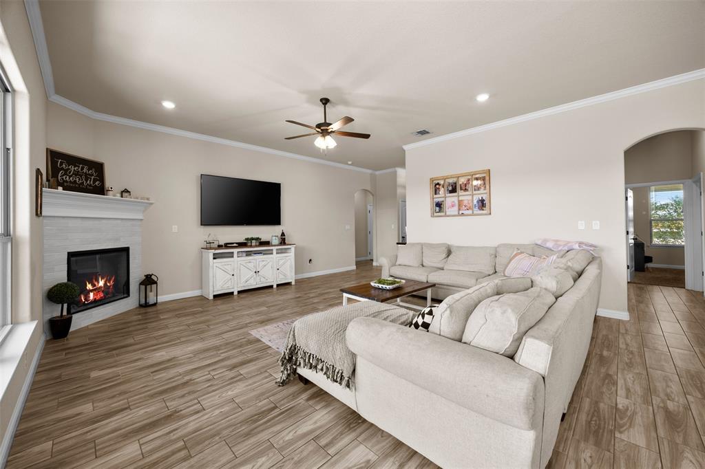 209 Bayless Avenue Godley, TX 76044 - Photo 5 of 30