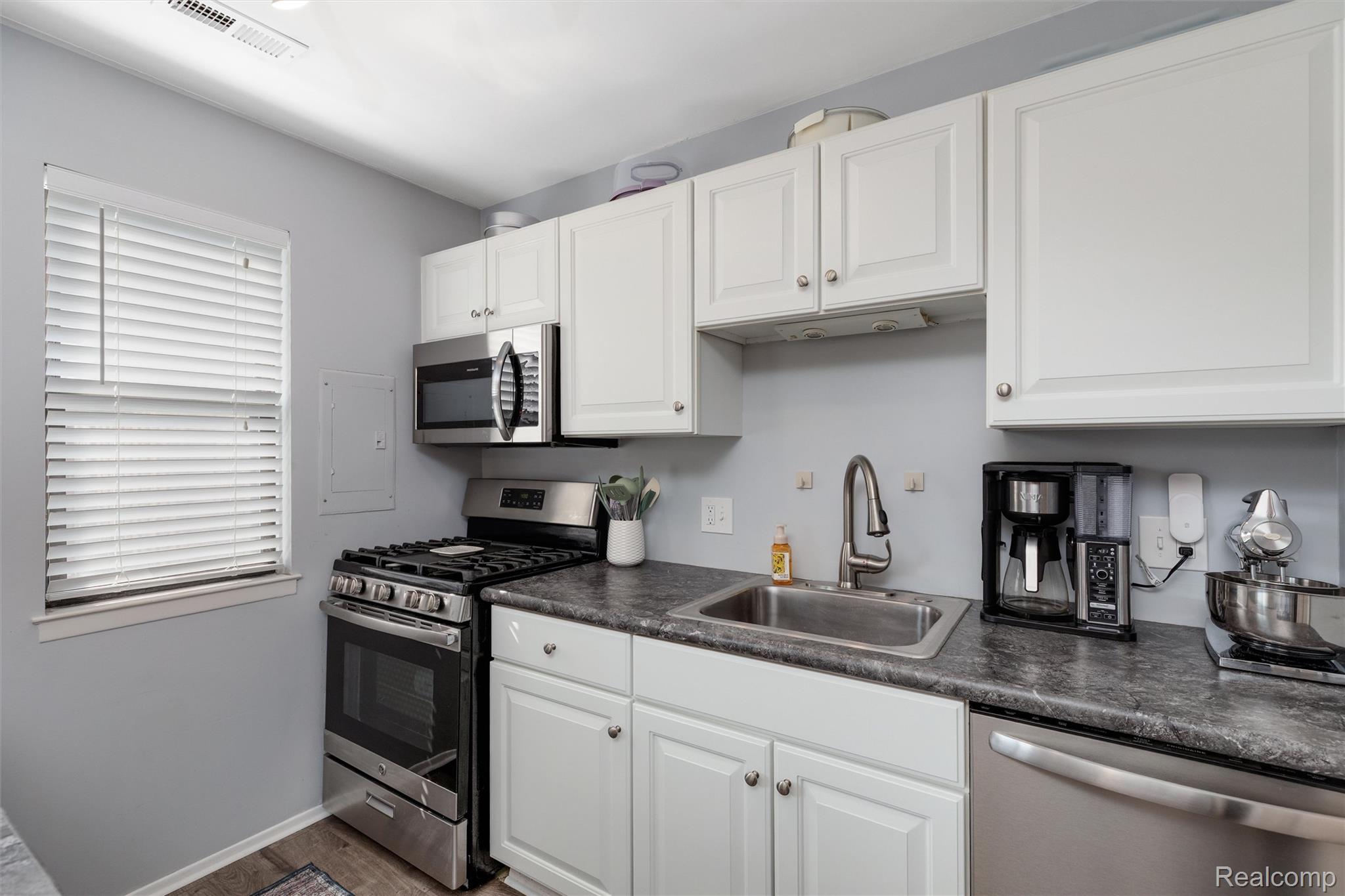 2547 Samoset Road Royal Oak, MI 48073 - Photo 10 of 29 09-2547 Samoset Rd 0008.jpg