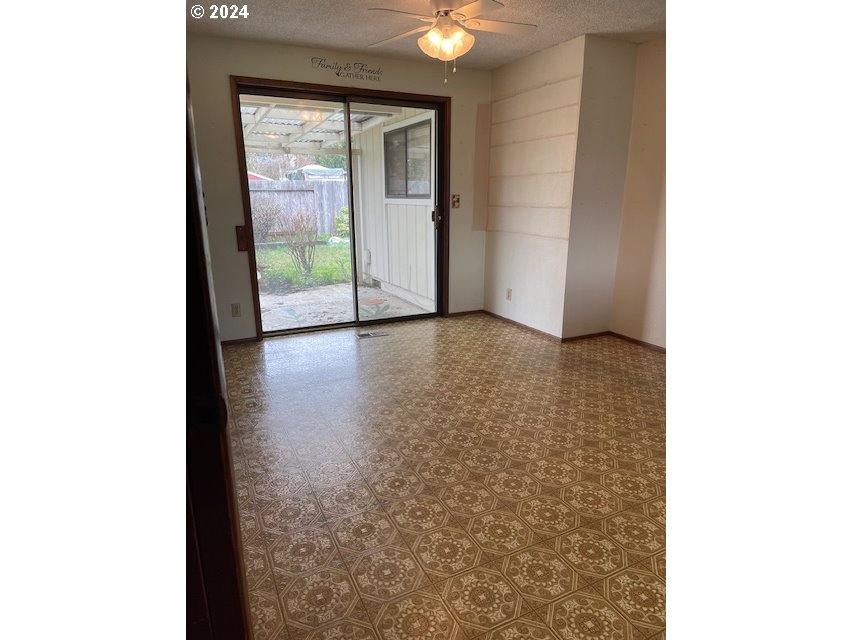 415 South 32nd Street Springfield, OR 97478 - Photo 5 of 10 a view of hallway with window